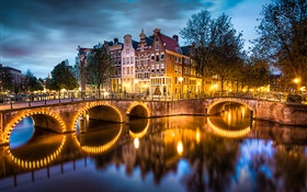 阿姆斯特丹，荷兰，晚上，灯光，河流，桥梁，房屋 高清壁纸