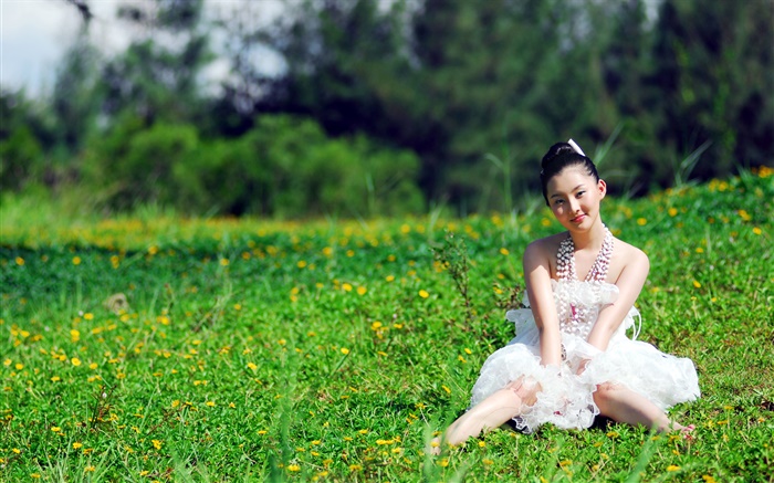 亚洲女孩坐在草地上 壁纸 图片