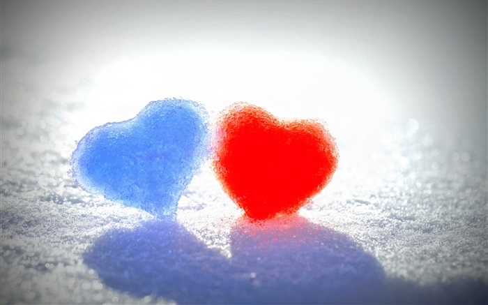 蓝色和红色的爱情心在雪地 壁纸 图片