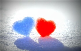 蓝色和红色的爱情心在雪地 高清壁纸