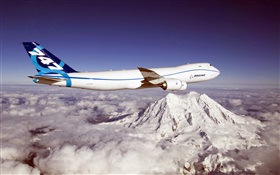 波音747飞机，山，云 高清壁纸