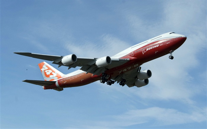波音747飞机飞行在天空 壁纸 图片