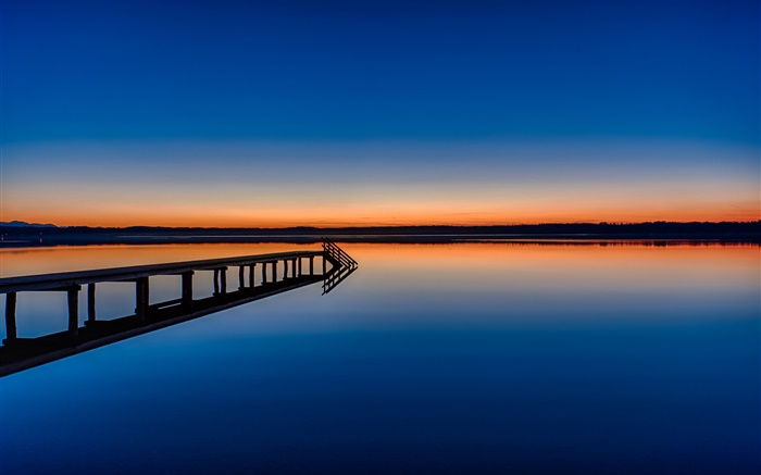平静的湖，桥，黄昏，水中倒影 壁纸 图片