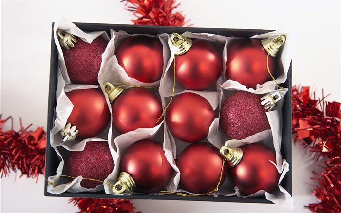 圣诞装饰，一盒红色的圣诞彩球 壁纸 图片