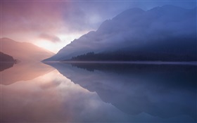 湖，山，雾，水中的倒影