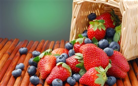 草莓和蓝莓，篮子 高清壁纸