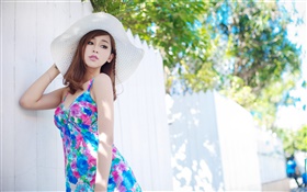 夏季蓝色的裙子的亚洲女孩