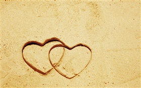 两人的爱情的心在沙滩上