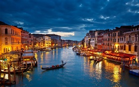 威尼斯美丽的夜景，房屋，船，河 高清壁纸
