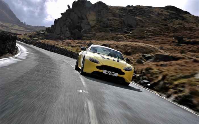 阿斯顿·马丁V12 Vantage的黄色跑车前视图，速度 壁纸 图片