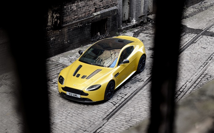 阿斯顿·马丁V12 Vantage的黄色的超级跑车停在街头 壁纸 图片