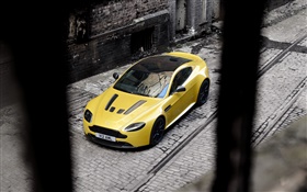 阿斯顿·马丁V12 Vantage的黄色的超级跑车停在街头 高清壁纸