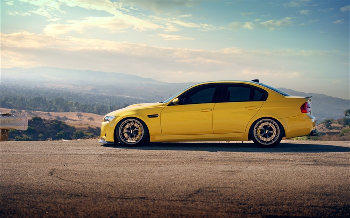 BMW M3四门轿车黄色车侧视图 壁纸 图片