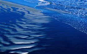 沙滩，大海，蓝色的水 高清壁纸