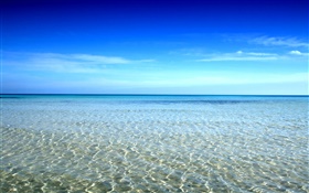 美丽的海岸，海水，蓝天 高清壁纸