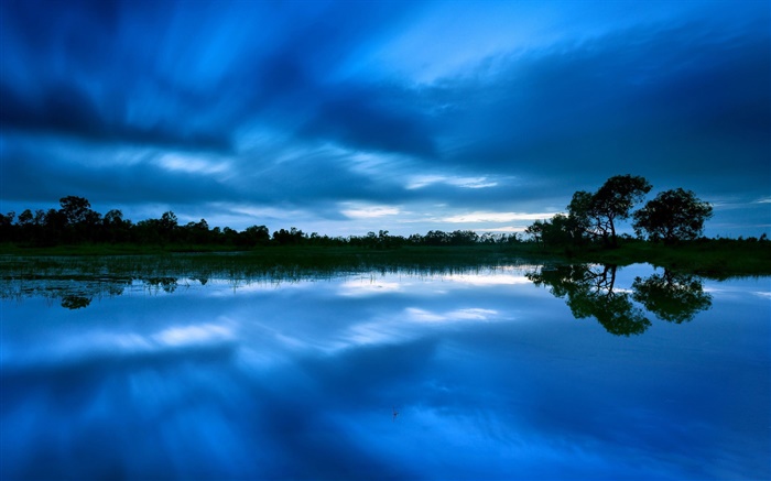 黄昏，湖泊，树木，蓝天，水中的倒影 壁纸 图片