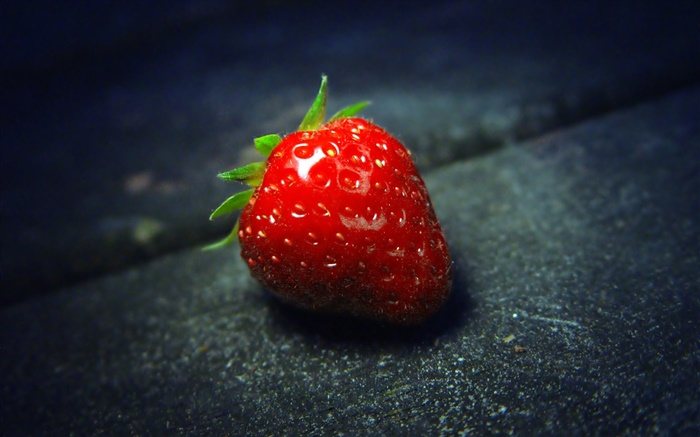 一个鲜红色的草莓微距 壁纸 图片