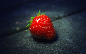 一个鲜红色的草莓微距 高清壁纸