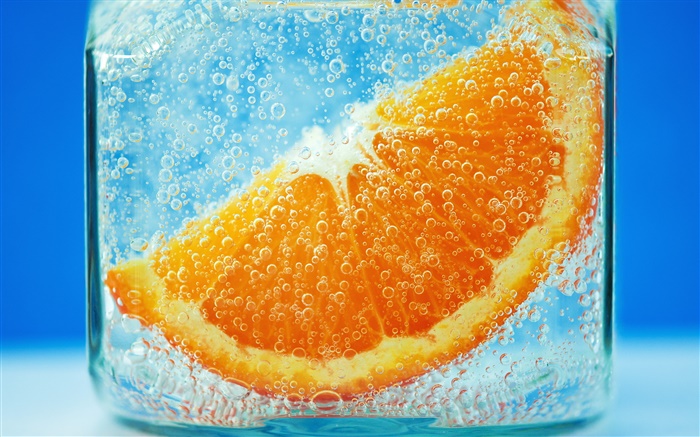 在水中的橙片，蓝色背景，泡沫 壁纸 图片