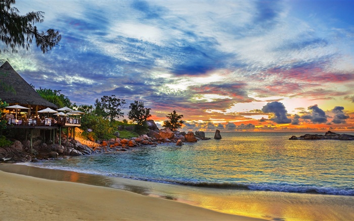 塞舌尔岛，度假屋，晚上，灯，海水，沙滩 壁纸 图片