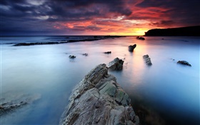 日出，Collywell湾，海，红色的天空，诺森伯兰郡，英格兰，英国