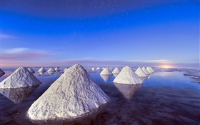 死海，日落，成堆的盐