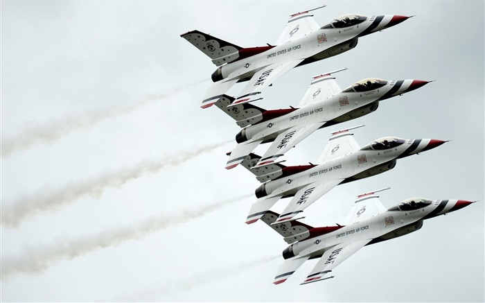 动力F-16战斗机在天空 壁纸 图片