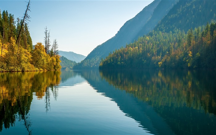 回声湖，莫纳希山脉，加拿大不列颠哥伦比亚省，水中的倒影 壁纸 图片