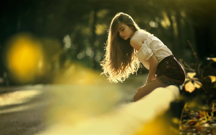 长发的年轻女孩，阳光，背景虚化 壁纸 图片