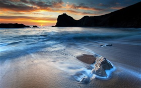 美丽的海岸风景，日落，岩石，海