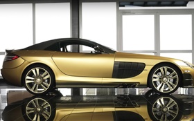 迈凯轮SLR Renovatio金色的超级跑车侧面图