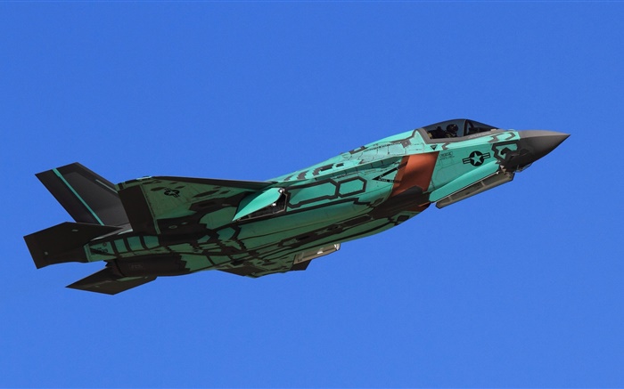 F-35A闪电II战斗机飞行在天空 壁纸 图片