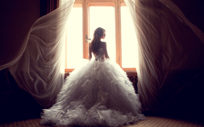女孩在窗口边，白色的衣服，窗帘 壁纸 图片