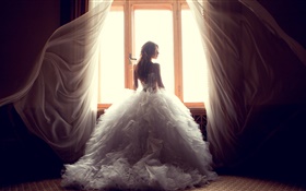 女孩在窗口边，白色的衣服，窗帘 高清壁纸