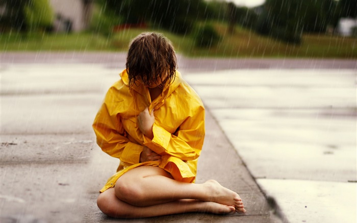 女孩坐在街道，雨 壁纸 图片