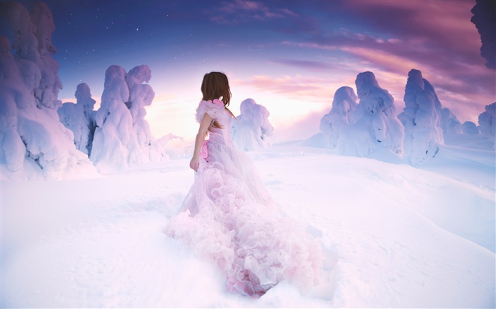 粉色连衣裙的女孩在冬季，厚厚的雪 壁纸 图片