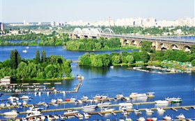乌克兰，城市，河流，桥梁，码头，船只，树木 高清壁纸