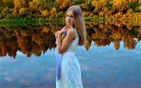 白色连衣裙的女孩，金发，眼睛，湖，林，水中的倒影 高清壁纸