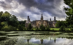 比利时，Ooidonk城堡，池塘，树木，云，黄昏