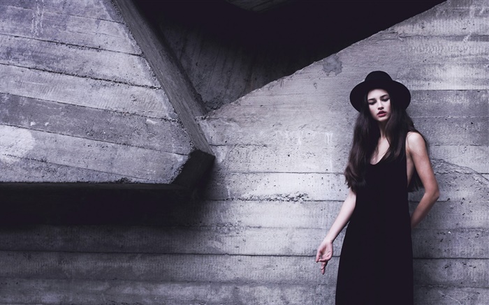 黑色连衣裙的女孩，帽子，墙 壁纸 图片