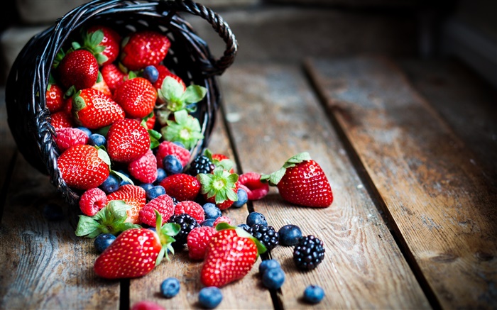 新鲜水果，红色浆果，草莓，覆盆子，黑莓，蓝莓 壁纸 图片
