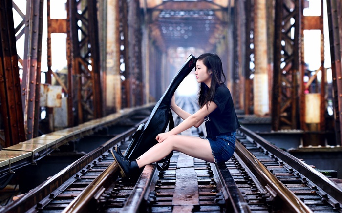 女孩坐在铁路玩吉他，桥梁 壁纸 图片