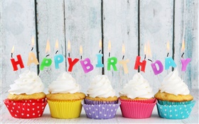 生日快乐，五杯形蛋糕，蜡烛，五颜六色的字母，奶油蛋糕