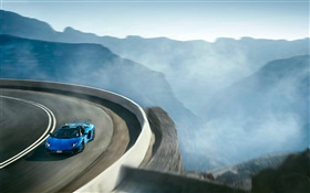 兰博基尼Aventador LP750-4超级跑车蓝色，高速