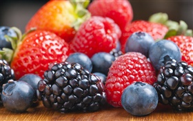 许多浆果，蓝莓，黑莓，草莓，覆盆子 高清壁纸