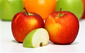 两个红苹果，青苹果片，美味的水果 高清壁纸