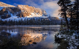班夫国家公园，加拿大，洛矶山脉，湖泊，早上，水中的倒影