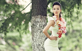 漂亮的衣服的亚洲女孩，苗条的身材，鲜花