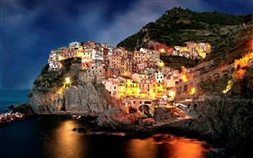 阿马尔菲，意大利，晚上，海岸，城市，岩石，房子，灯，船 高清壁纸