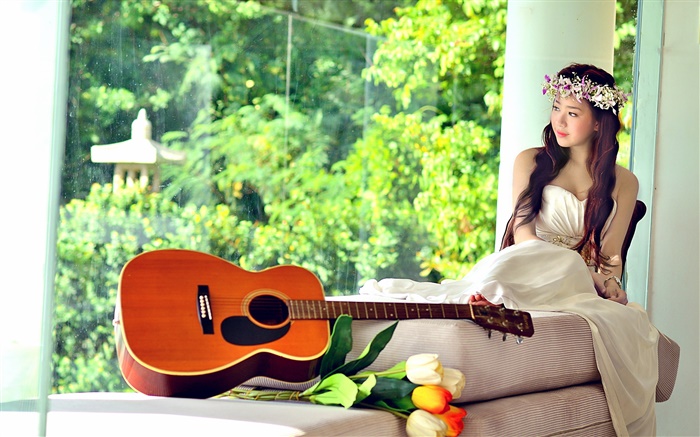 亚洲音乐的女孩，白色礼服，吉他，郁金香 壁纸 图片
